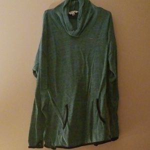 Long sleeve with thumbs holes